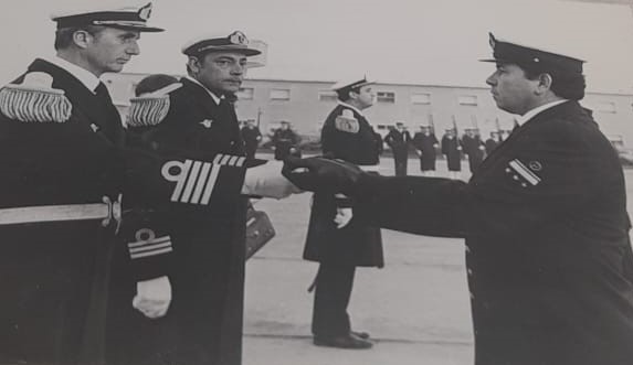 Sub Oficial Norberto Álvarez recibiendo la Espada de Mando al ser ascendido a Sub Oficial Superior. Cuarenta y seis años después, entregó ese mismo sable al Soldado Conscripto Horacio Kent, en conmemoración de un nuevo aniversario de la llegada de los buques Canberra y Nordwart al Atlántico Sur.